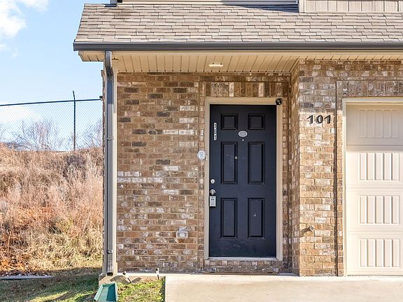 3rd image of 135 Country Ln Unit 101