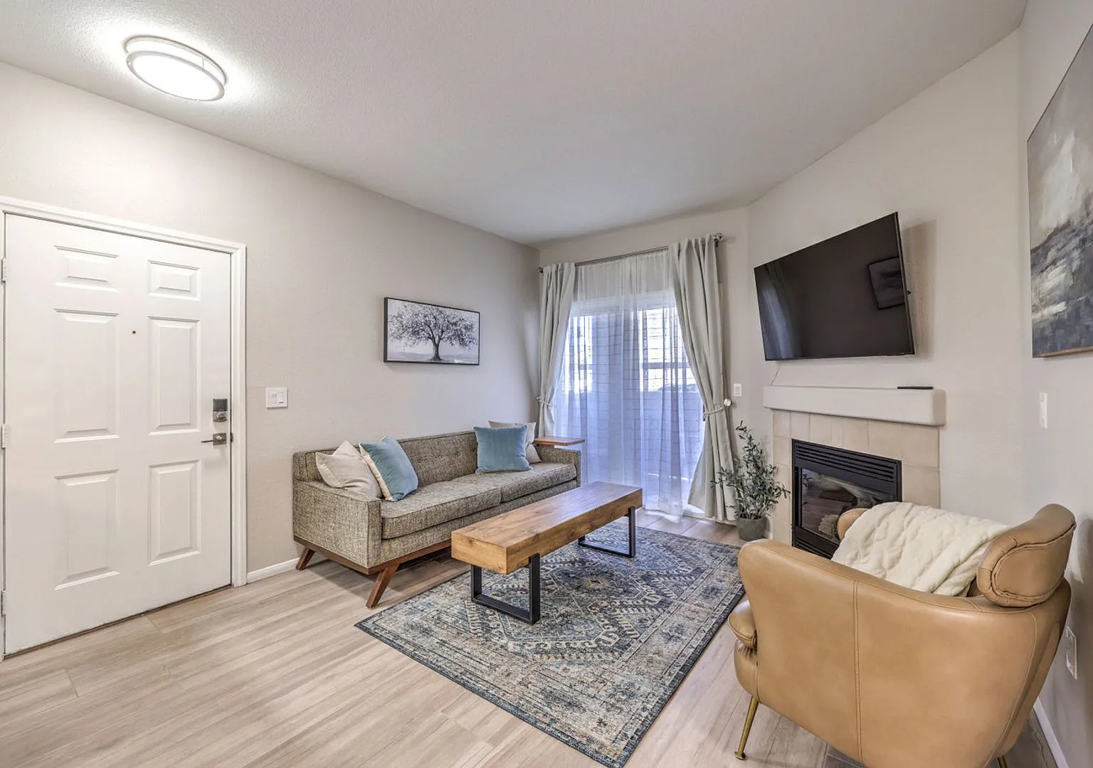 fully furnished, 1 bed, 1 bath condo in gated community — Photo 1