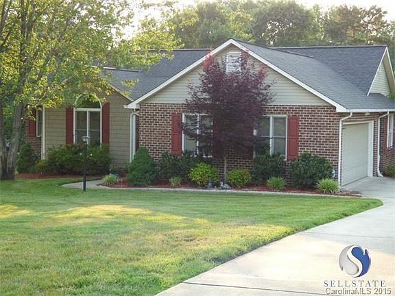 Beautiful landscaping everywhere!