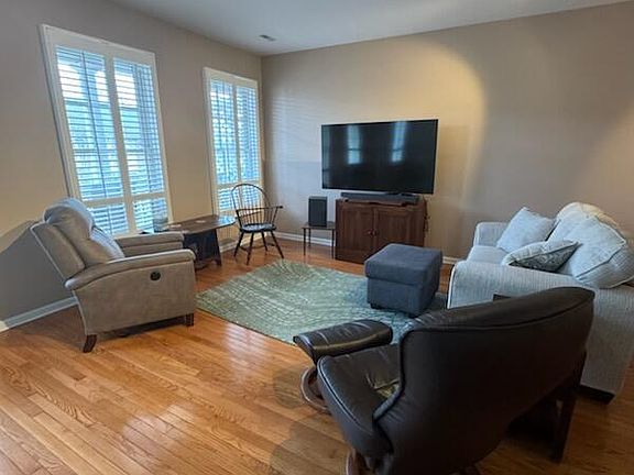 4th image of 232 Jotham Ave