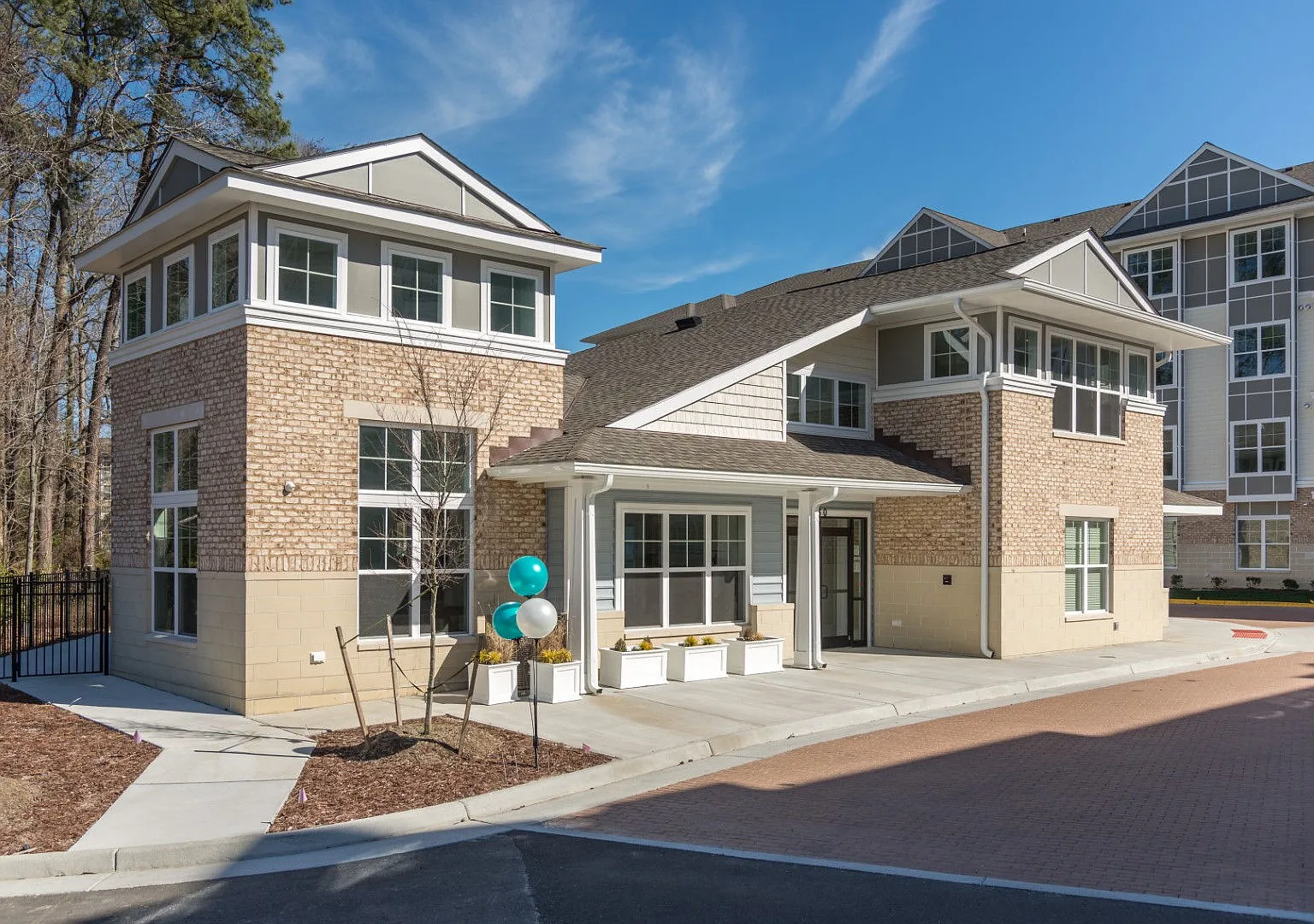 Diamond North Apartments — Photo 2