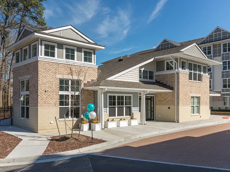 Diamond North Apartments — Photo 2