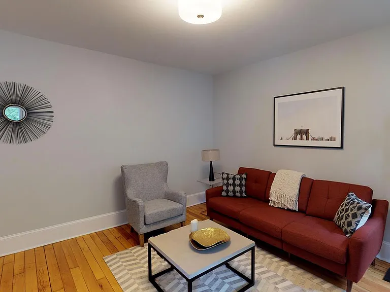 110 Greenbrier St — Photo 2