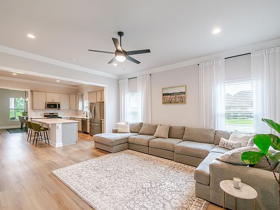 3rd image of 295 Peacock Pointe