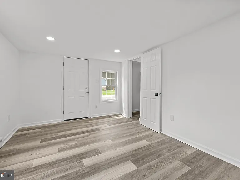 310 Elizabeth St — Photo 6