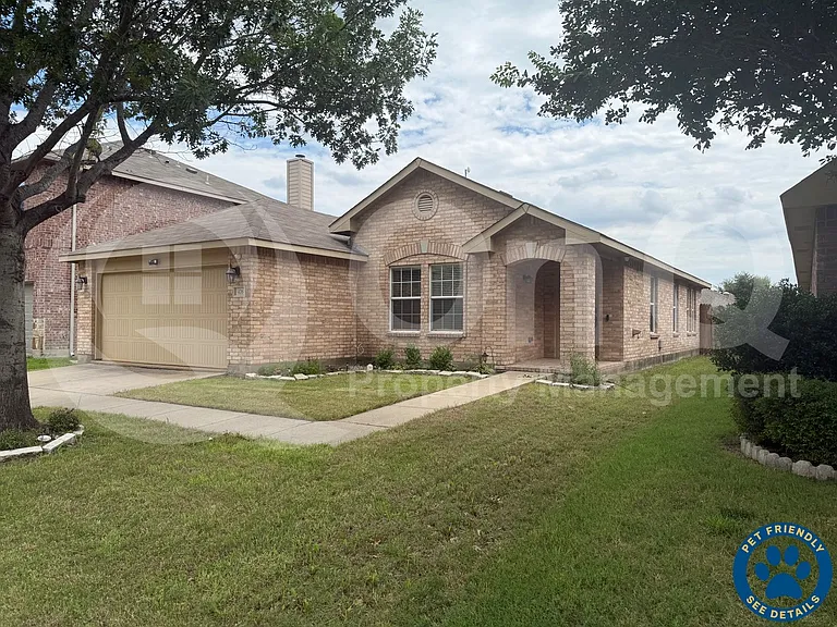 476 Eisenhower Ln — Photo 1