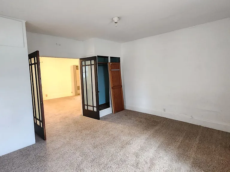 110 E Snow St — Photo 4