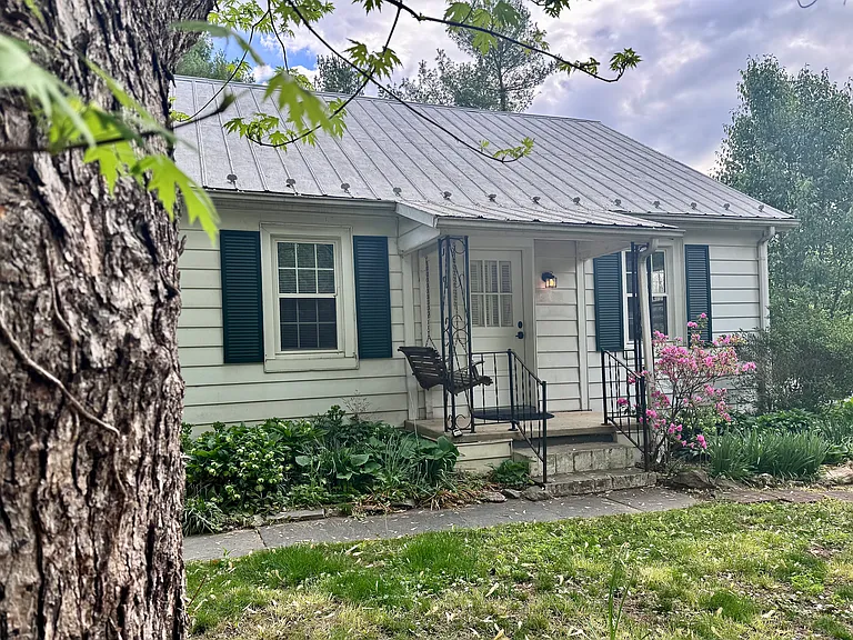 210 Warren St — Photo 20
