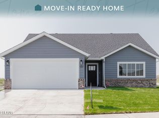 989 David Dr, Grand Forks, ND 58201