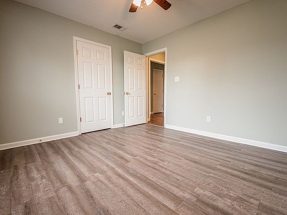3rd image of 826 Kristen Ln