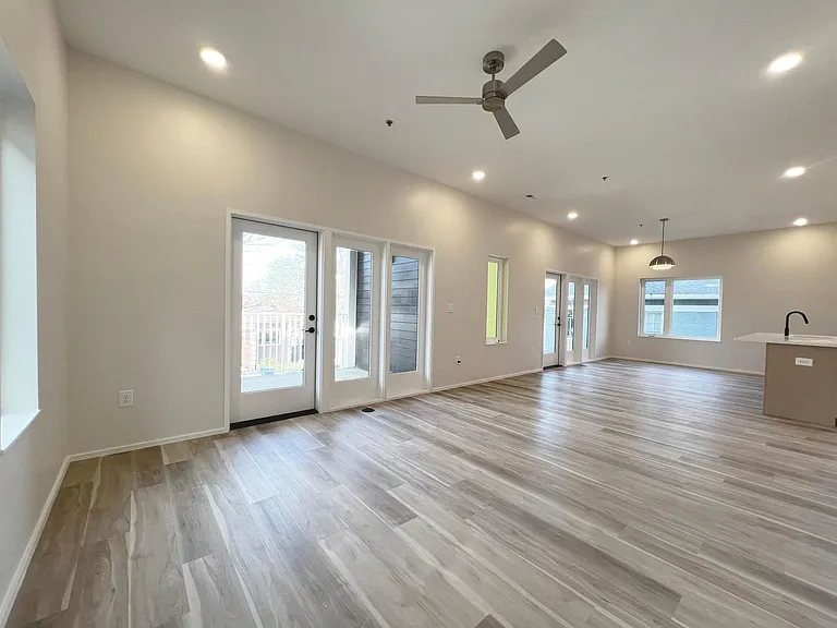 547 Winton Ter NE #2E — Photo 17