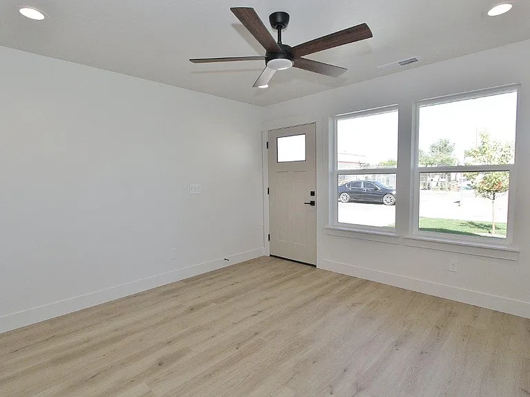 1115 S Commercial Ave #1 — Photo 4
