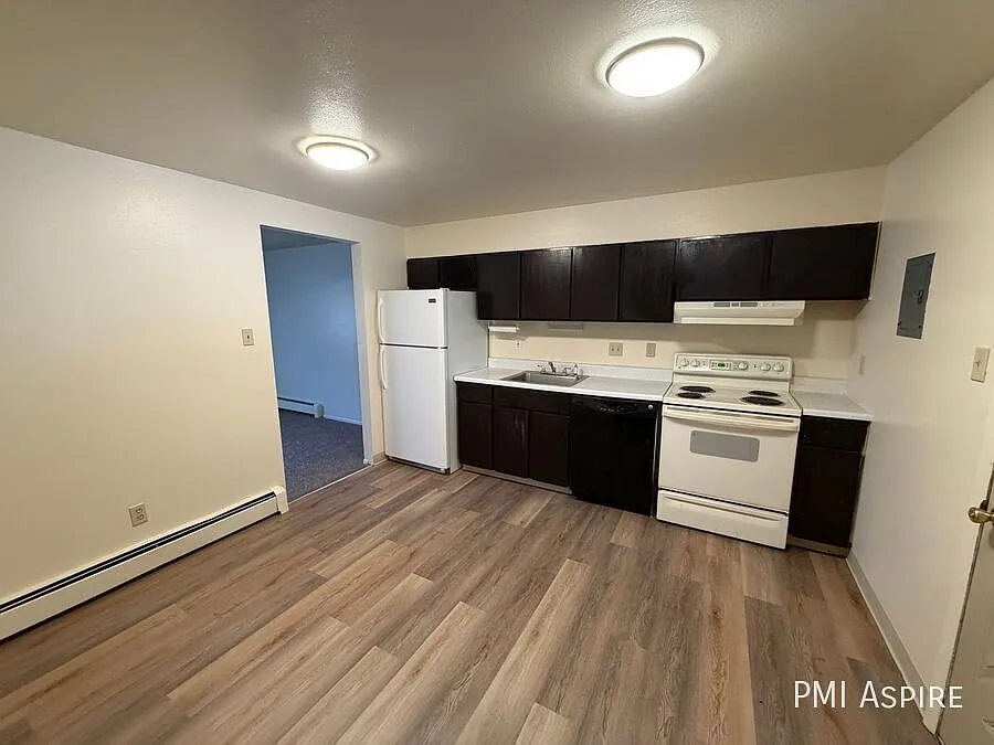 Building Photo - 136 E 8th Ave #3