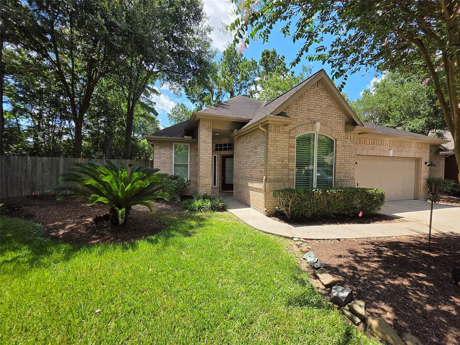 3 bed, 2.0 bath, 2499 sqft, $3,000 — Photo 2