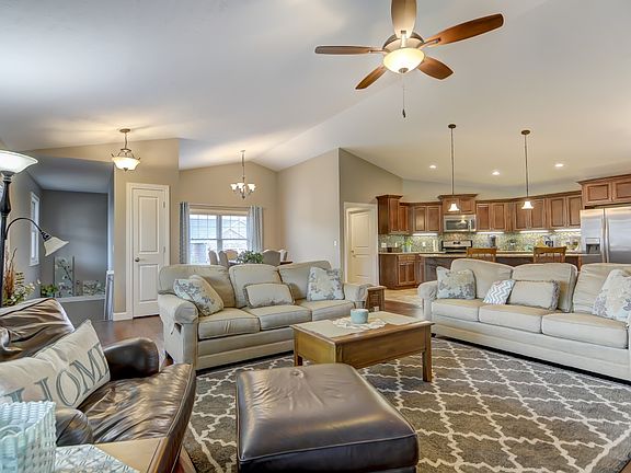 4th image of 1100 Dogwood Ct