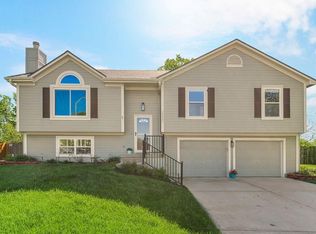 22021 Gracie Dr, Peculiar, MO 64078