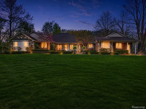 5300 Old Mill Rd, Rochester, MI 48306