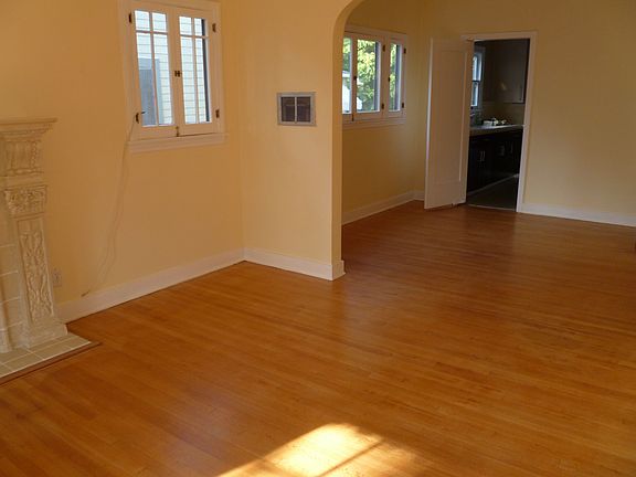 3rd image of 538 N Windsor Blvd