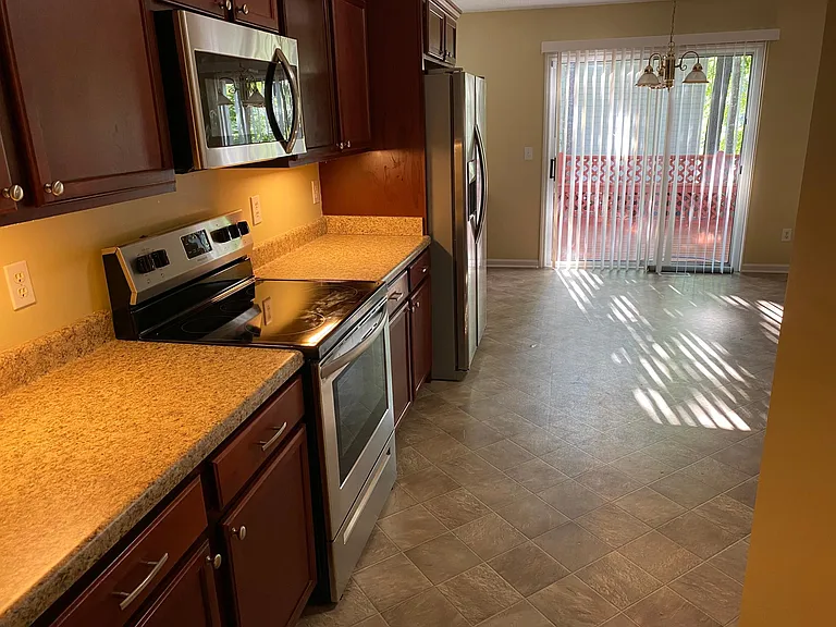 All SS appliances new 2021. Eat-in Kitchen with bar and breakfast nook
