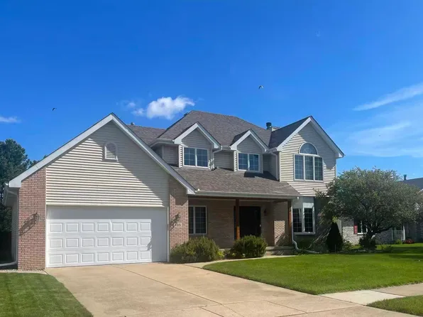 135 Deertrail Dr, Dyer, IN 46311