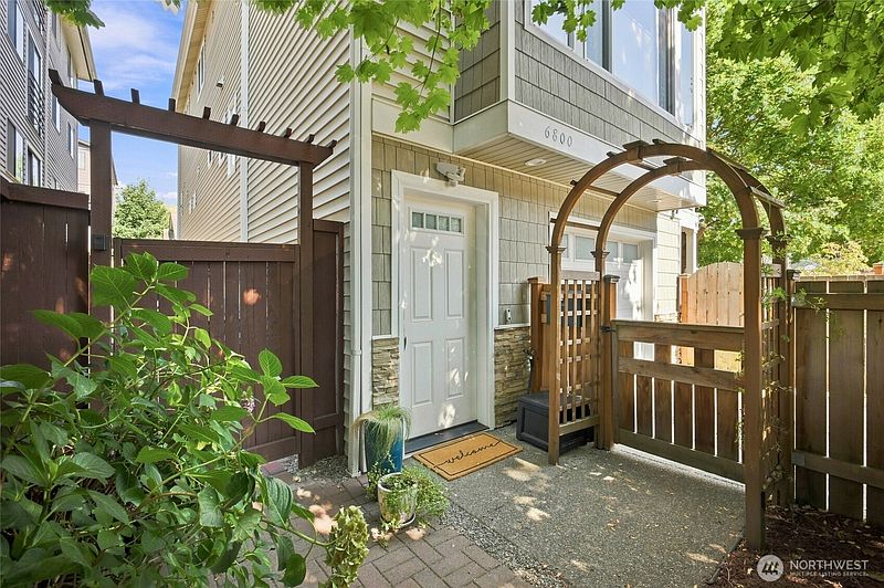 3rd image of 6800 Oswego Place NE