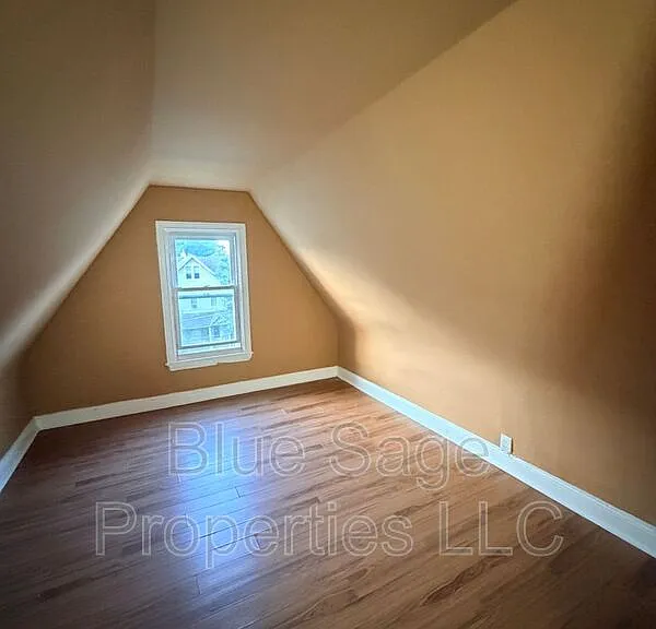 913 8th Ave — Photo 28