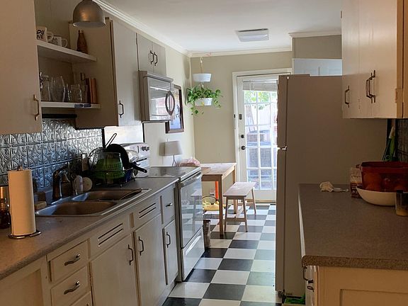 2nd image of 115 W Perry St #2