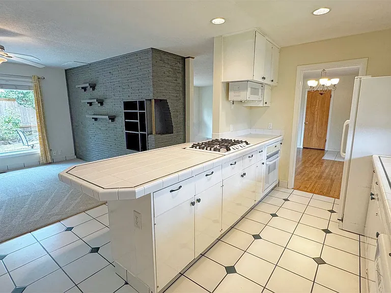 1480 SW Huntington Ave — Photo 6