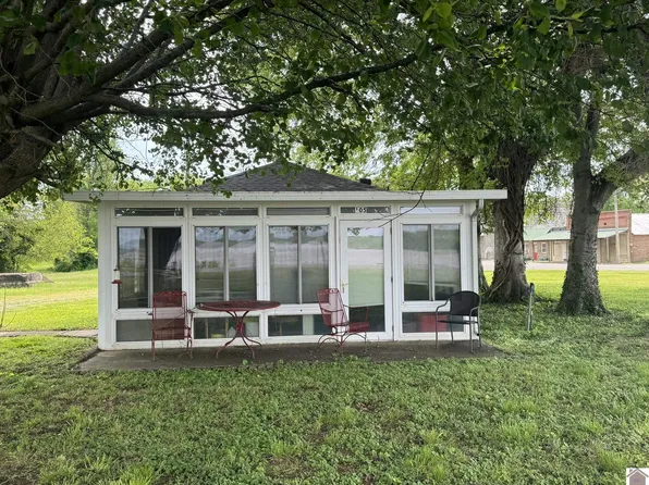 105 Riverfront Dr, Smithland, KY 42081