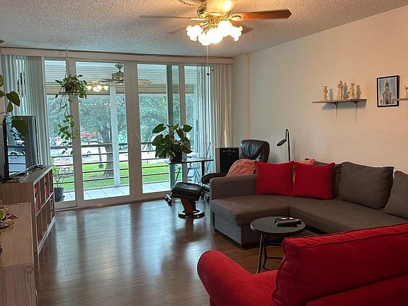 2nd image of 115 Royal Pk Drive #2g