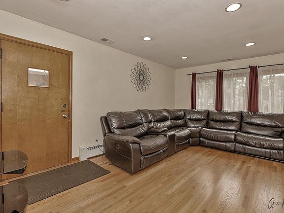 4th image of 9243 Lorel Ave
