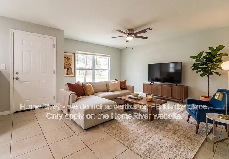 2213 E Emma St — Photo 2