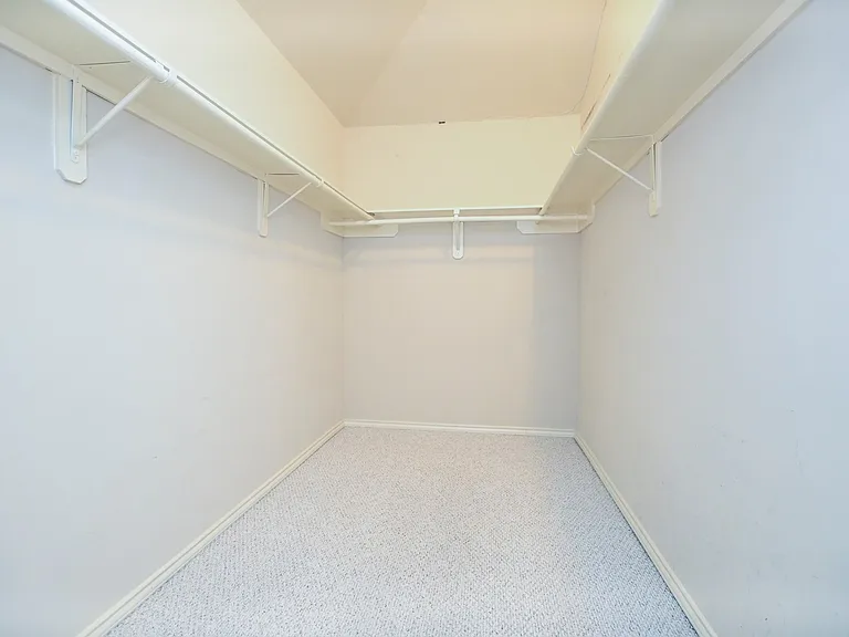 2123 Castle Gardens Ln — Photo 17
