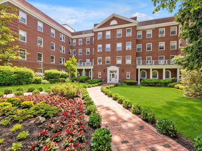 90 Knightsbridge Road #2N, Great Neck, NY, 11021