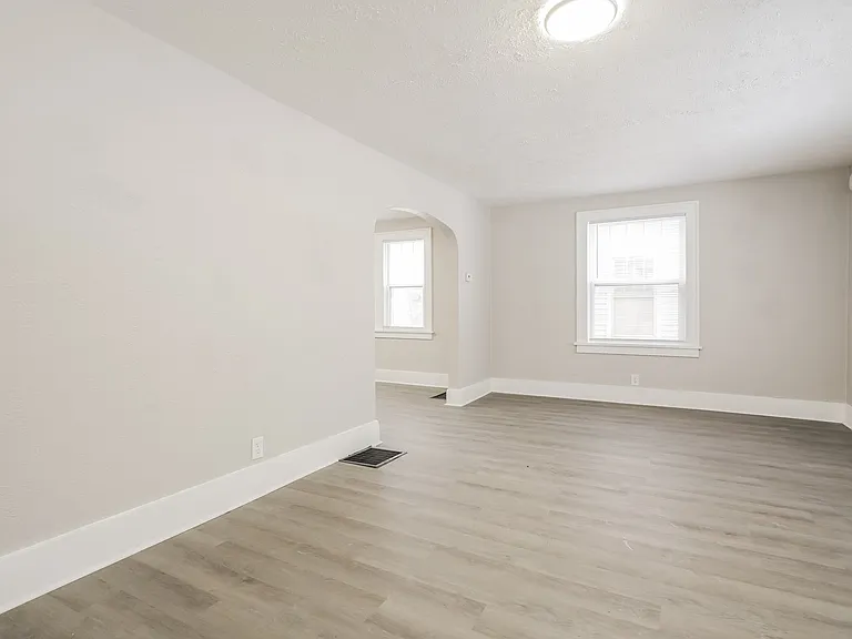 1674060_018_living_room_13521516.jpg