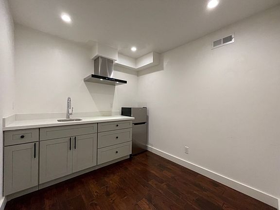 2nd image of 938 Ingerson Ave APT B