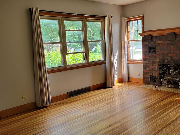 4th image of 639 10th St NE