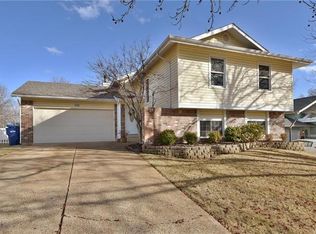 1222 Treetop Village Dr, Ballwin, MO 63021