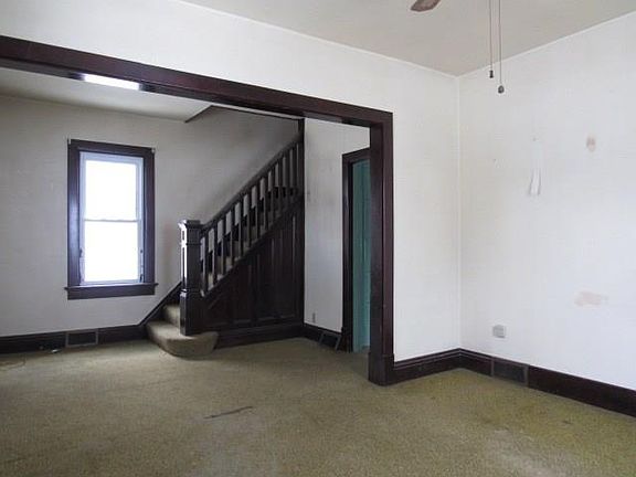 4th image of 629 Lewis St