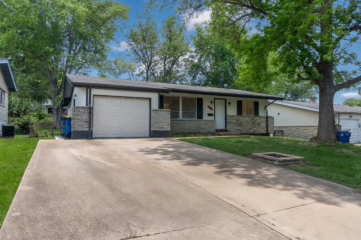 4 bed, 1286 sqft, $4,100 — Photo 2