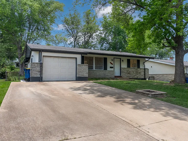 2633 Garham Dr — Photo 2