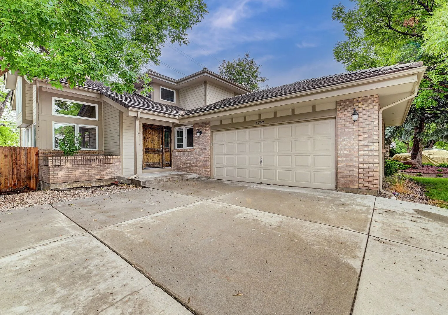 5 Bedroom 4 bath home with attached 2 car garage. — Photo 1