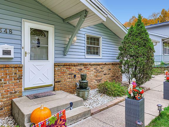 3rd image of 1348 Calumet Ave