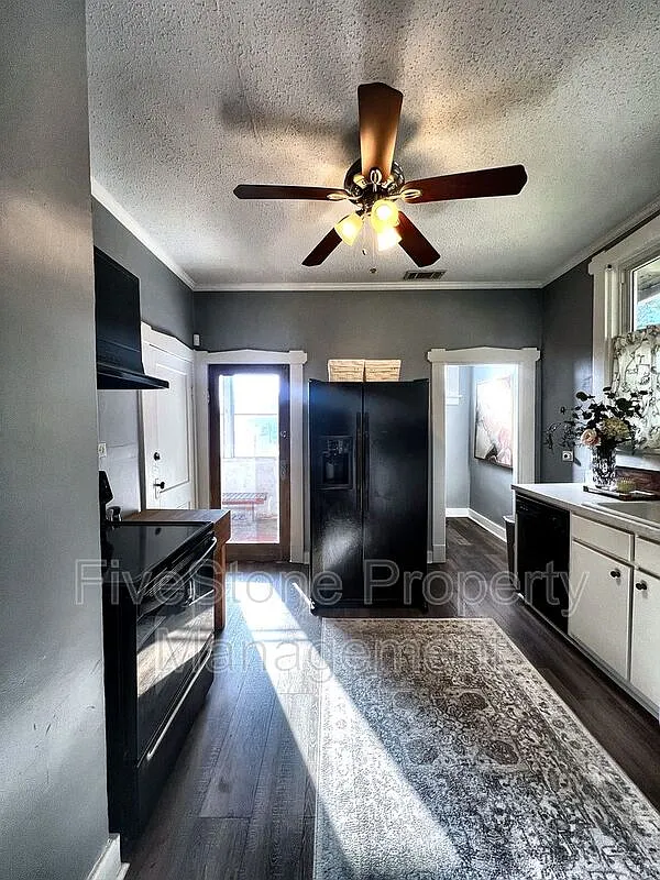 2 bed, 1.0 bath, 1448 sqft, $1,650 — Photo 4