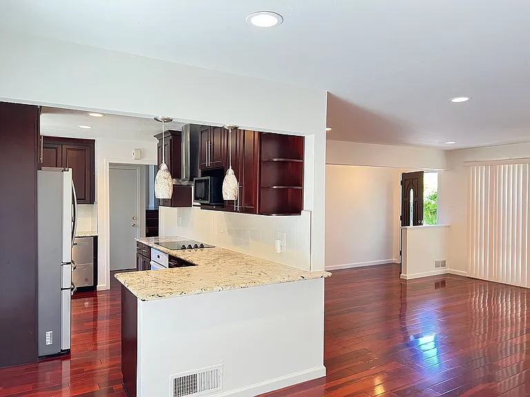 29 Upland Ave — Photo 5
