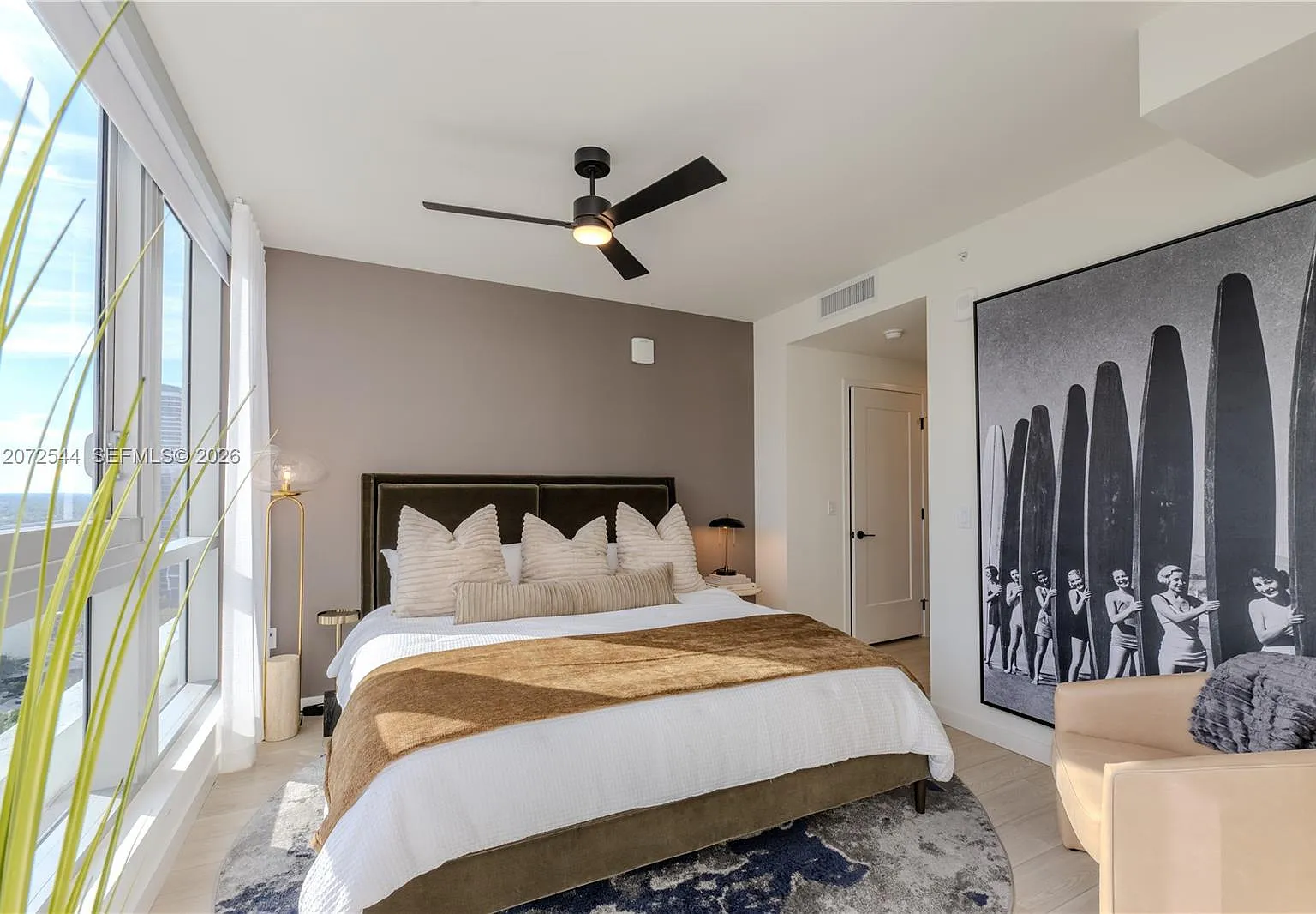 1 bed, 1.5 bath, 916 sqft, $4,072 — Photo 2