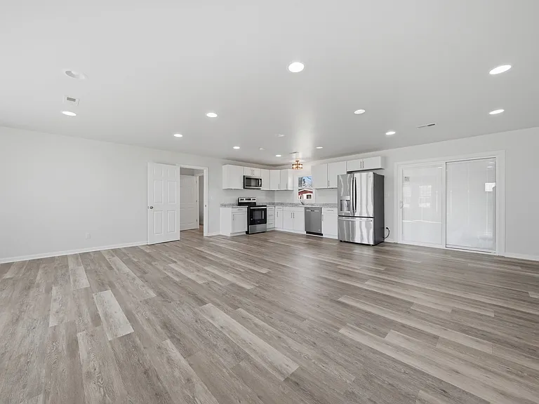 1403 Herrington Rd — Photo 3