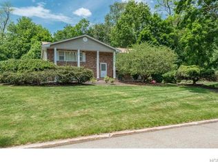 11 Valley Ct, Pearl River, NY 10965