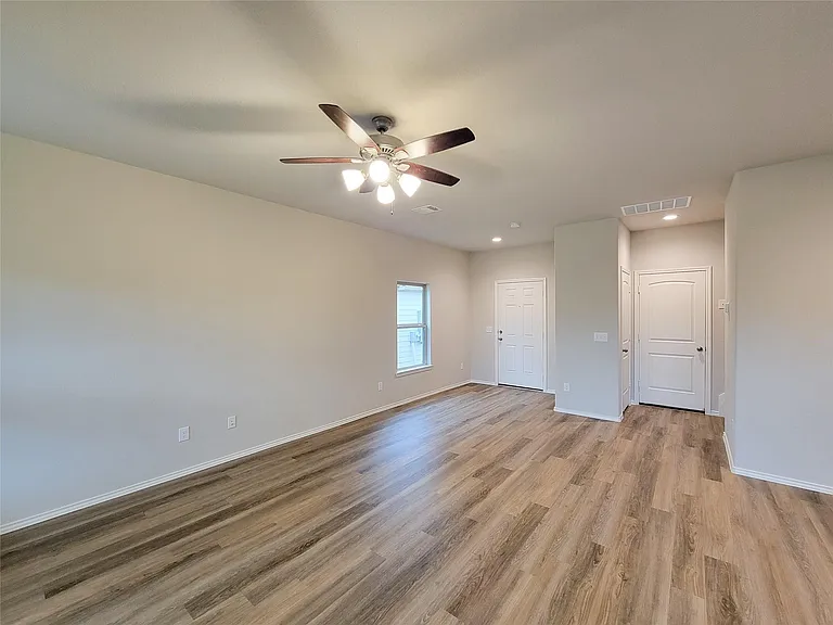 942 Amesbury Ct — Photo 3