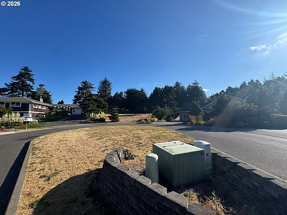 3rd image of 576 Klamath Ave NE